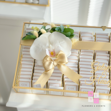 Beyaz Orkide Süslemeli İsteme Çikolatası GOLD