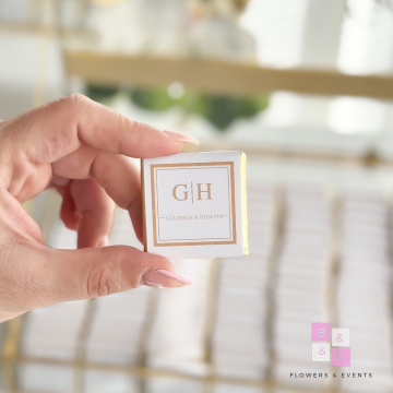 Beyaz Orkide Süslemeli İsteme Çikolatası GOLD