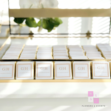 Beyaz Orkide Süslemeli İsteme Çikolatası GOLD