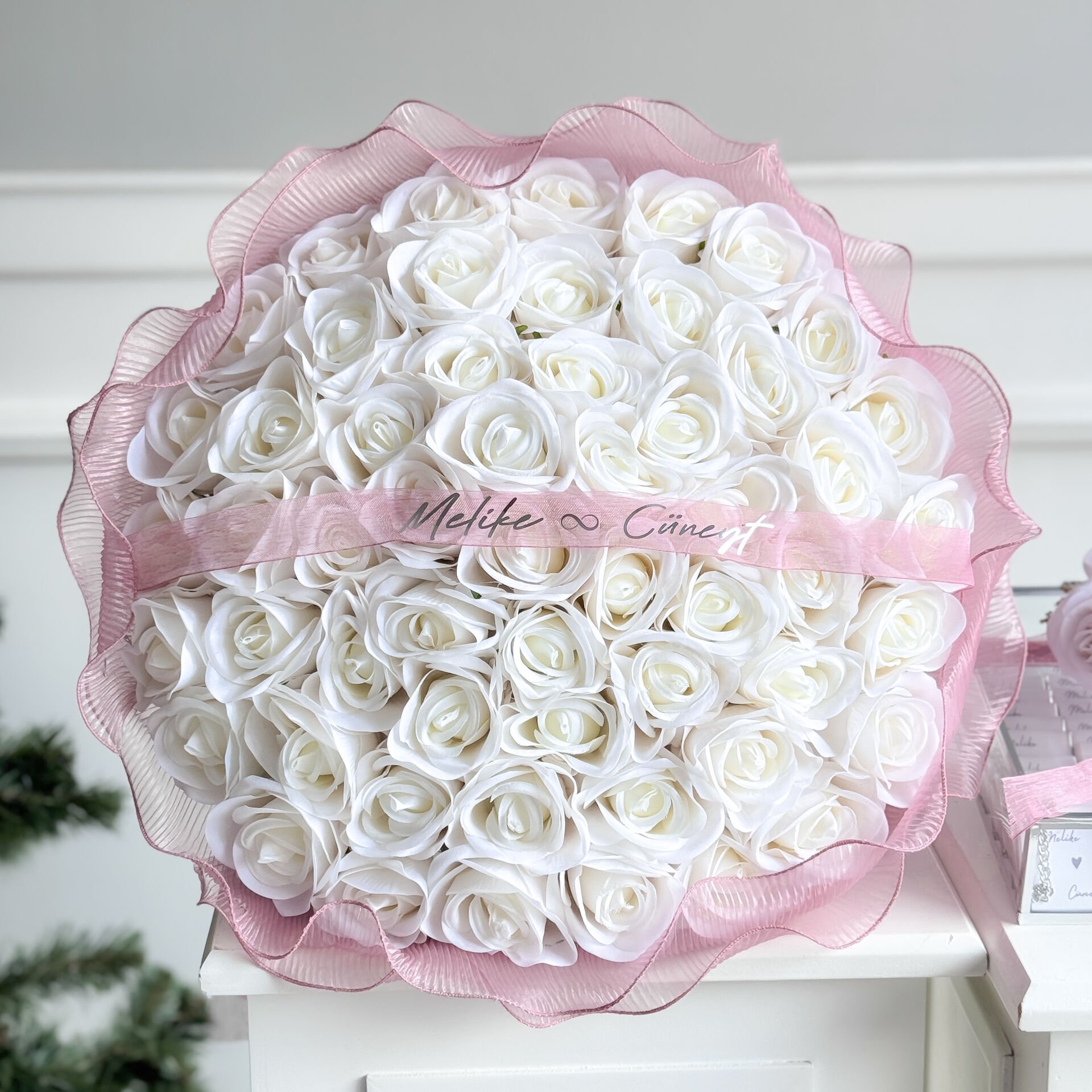 Büyük Boy Pembe Tüllü İsteme Çiçeği-Beyaz Gül